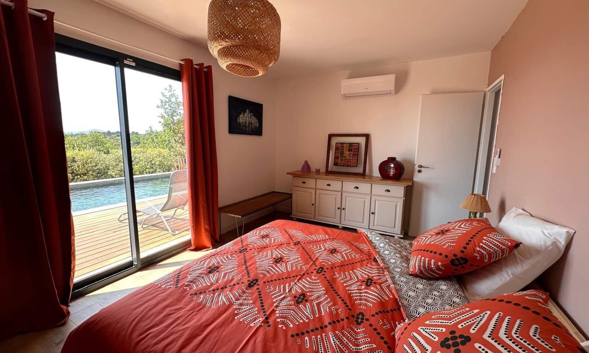 Crillon-le-Brave Villa | Provencal escape at the foot of the Ventoux: luxury bedding, magical sunsets