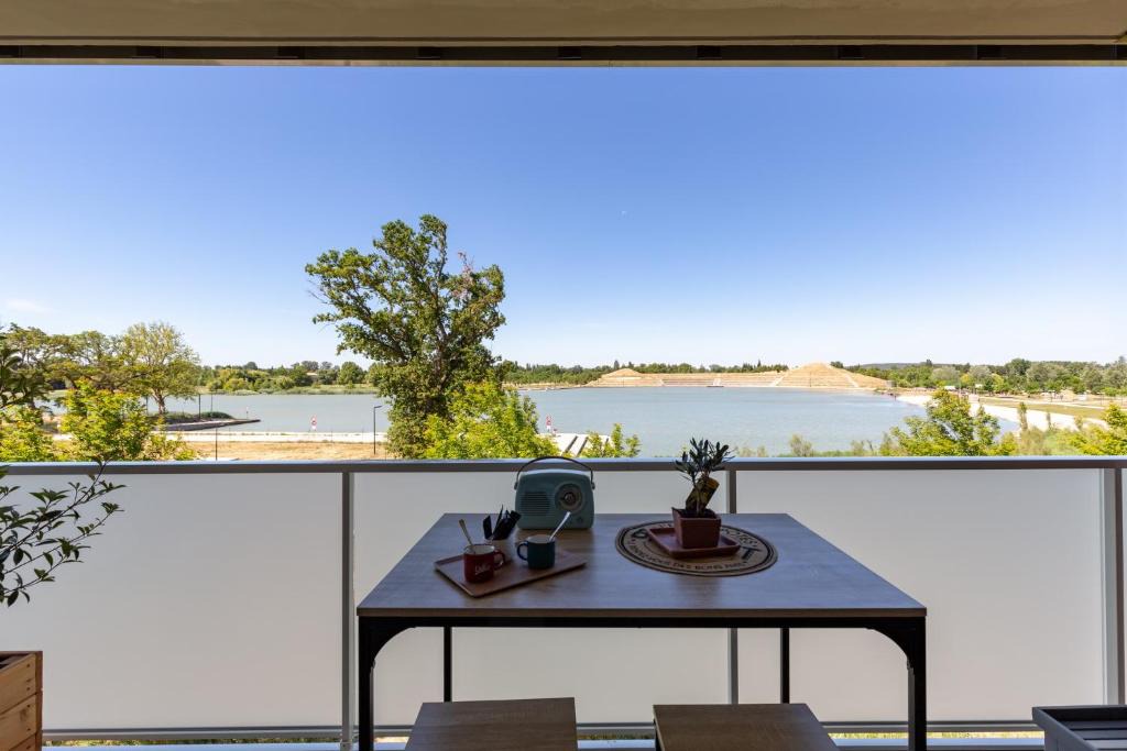 Monteux Apartment | Provence, Studio climatisé, vue lac Spirou 400 metres, Avignon 15 mn