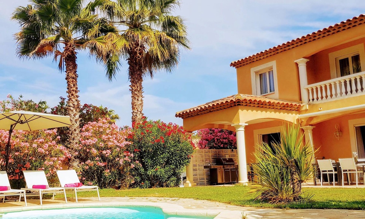 Saint-Cyr-sur-Mer Villa | Quiet villa Beach 10' walk Outdoor SPA Heated pool Boules court