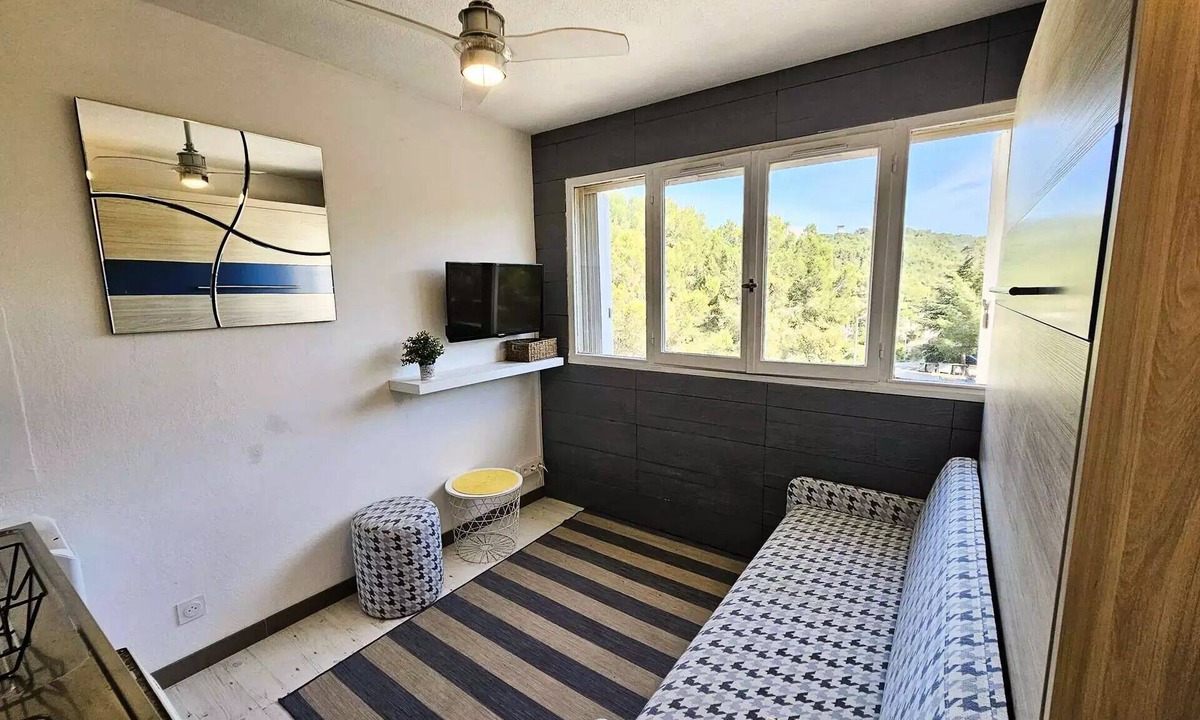 Saint-Mandrier-sur-Mer Apartment | Résidence Hibiscus - Studio moderne au calme, piscine dans la résidence, lave linge