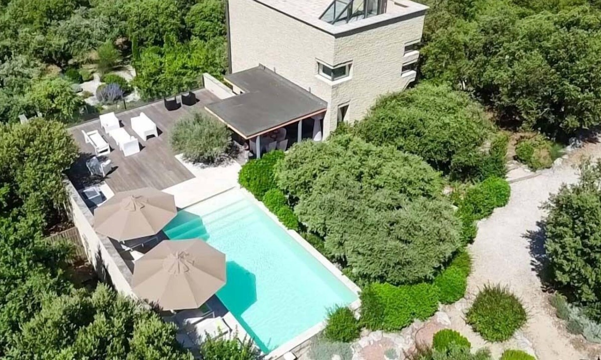 Venasque Villa | R 5041 Villa Arabella with Table Tennis, Dining Facilities & Microwave.