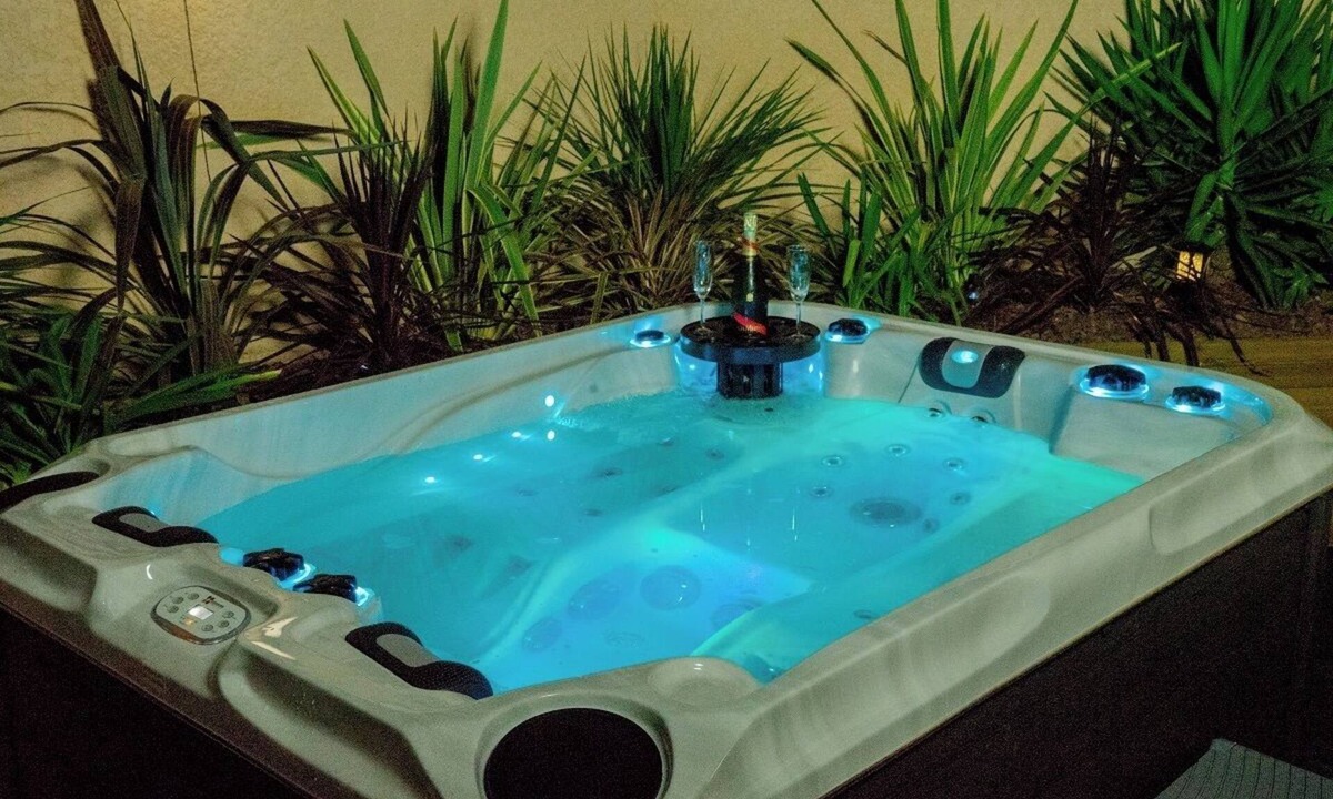 Orange Apartment | Romantic suite with private Jacuzzi, 10-minute walk from Orange's ancient theater