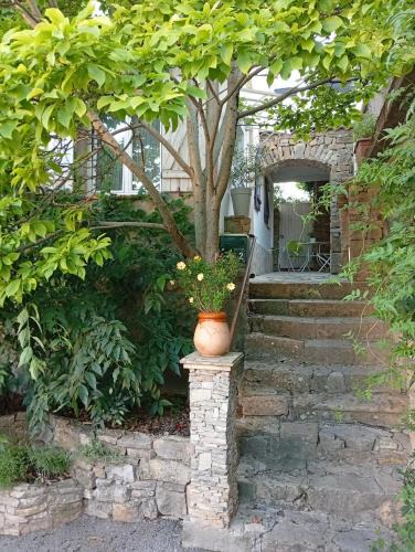 Sainte-Anastasie-sur-Issole Apartment | Studio magnolia