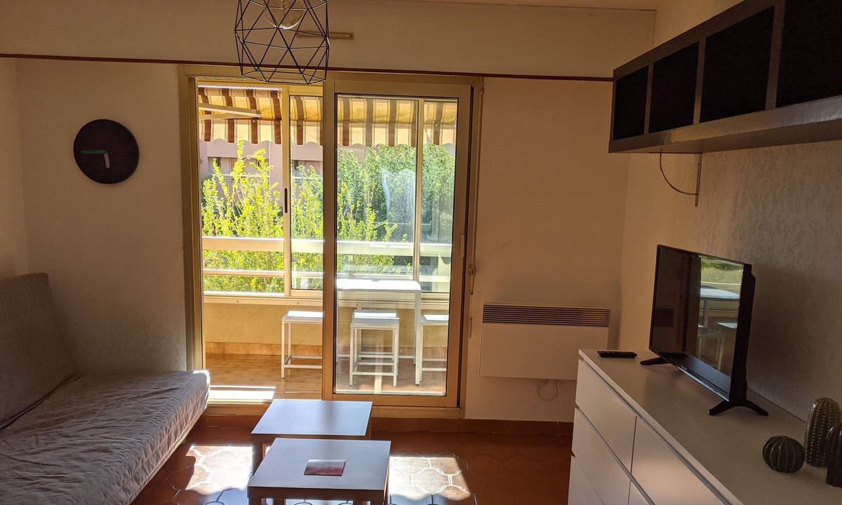 Miramar Apartment | Studio cabin 100 metres from the seafront