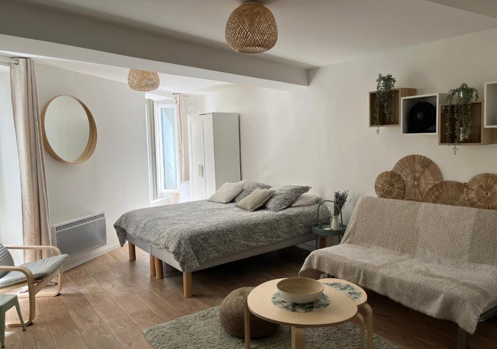 Hyeres City Centre Apartment | Studio Hyères -Rue piétonne Climatisation lit 160 tout équipé - Sabrina