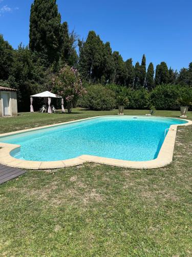 Noves House | Studio tout confort avec terrasse et piscine, idéal pour un séjour relax