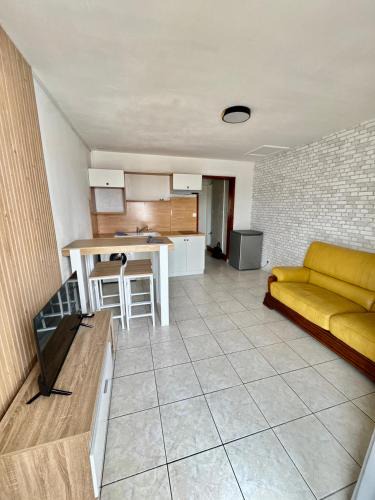 Istres Apartment | T2 Spacieux, Lumineux et Centrale