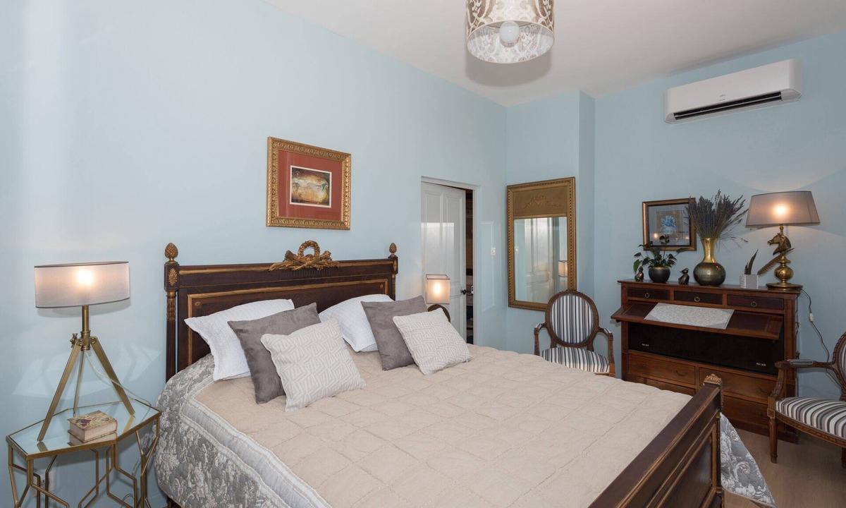 Remoulins House | THE BASTIDE GARD BRIDGE spacious room decorated in Provencal style