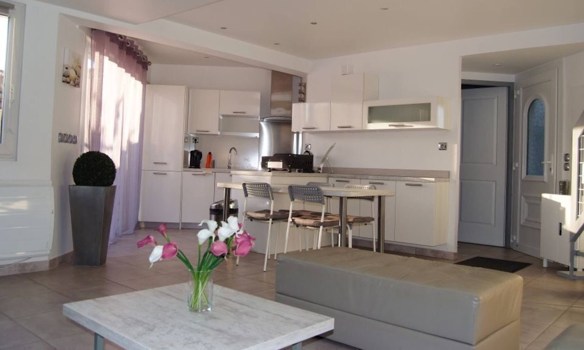 Miramar Villa | Villa 3 *, 6 people, fully equipped, trade and beach walk 5 minutes
