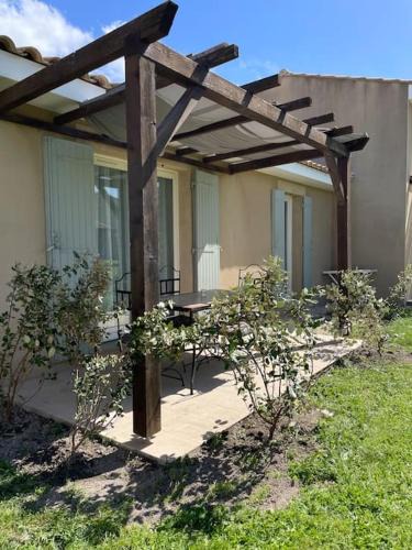 Saint-Saturnin-les-Avignon Apartment | Villa Tia - Appartement 2 chambres - piscine - bord de lac