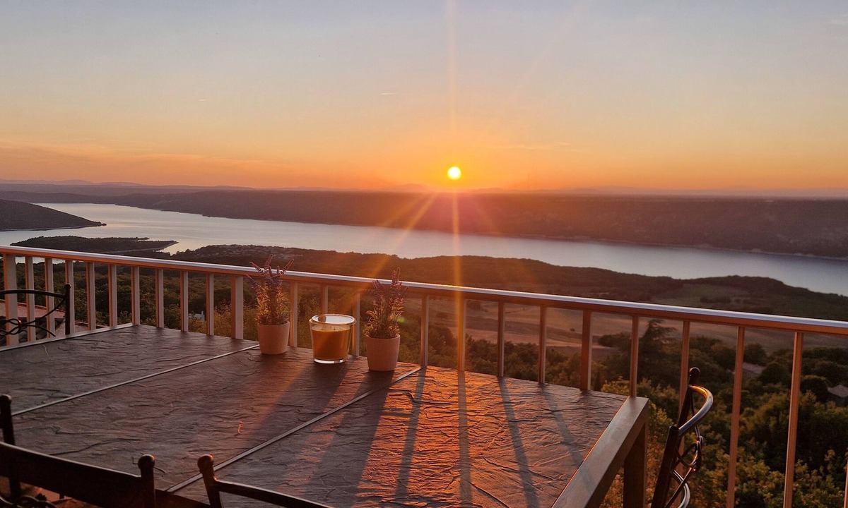Aiguines Villa | Villa OVerdon - Panoramic view of Lake Sainte Croix ☆