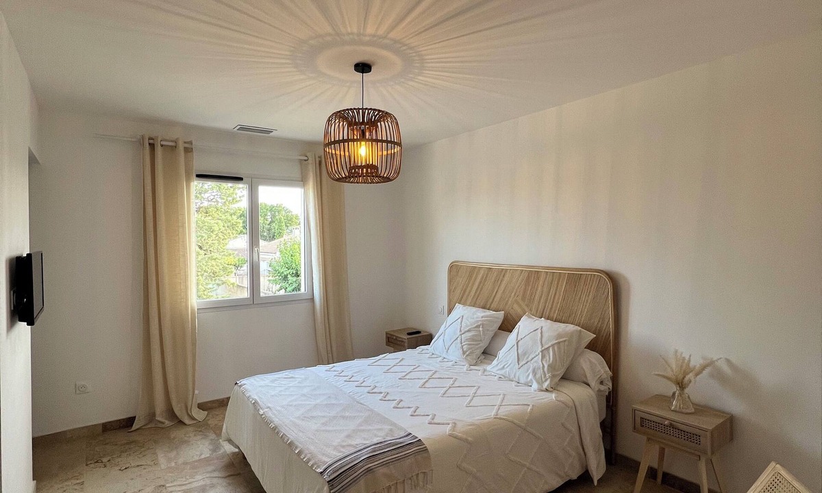 Morieres-les-Avignon Villa | Villa Sous l'Olivier de Provence. Modern, family-friendly, and close to Avignon.