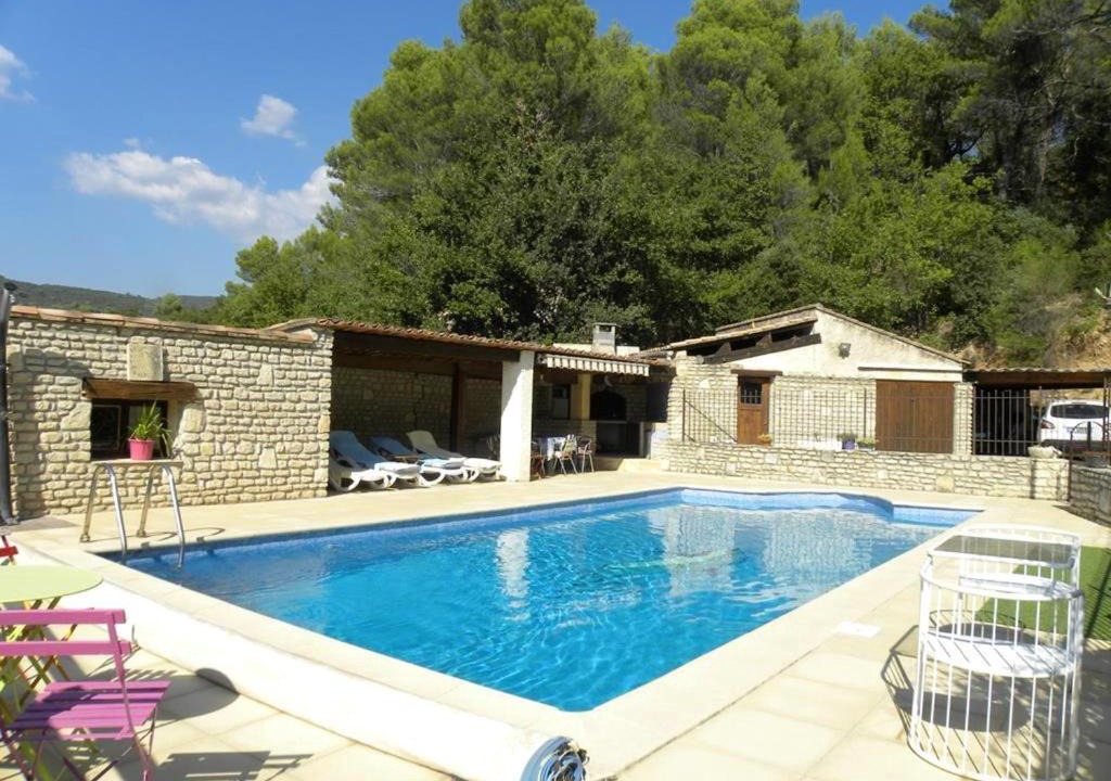 Lioux Villa | Villa spacieuse à Lioux avec piscine privée et vue montagne