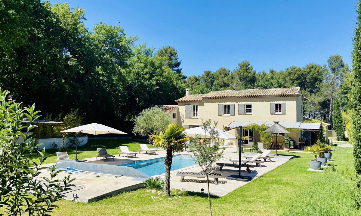 Venelles Villa | Warm, contemporary villa in the heart of nature