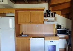 1/2 chalet for 6, 2 bedrooms, fireplace, south terrace and mountain views