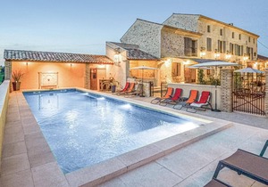 6 bedroom accommodation in Vallabregues