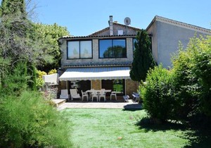 Appartement spacieux à La Roche-sur-le-Buis avec piscine privée.