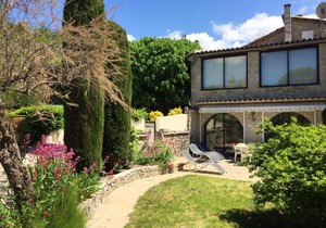 Appartement spacieux à La Roche-sur-le-Buis avec piscine privée.