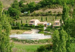 Appartement spacieux à La Roche-sur-le-Buis avec piscine privée.