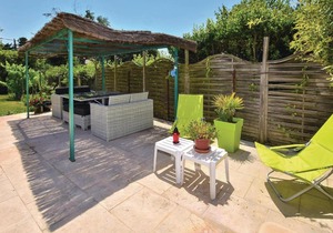 Awesome home in Caumont sur Durance w/ Outdoor swimming pool, WiFi and Outdoor swimming pool