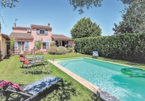 Beautiful home in Caumont sur Durance w/ Outdoor swimming pool, WiFi and 3 Bedrooms