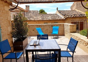 Bright and functional village house in the Luberon, in Goult