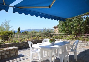 California-style villa 4 bedrooms, terrace with sea view, parking, pets allowed