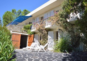 California-style villa 4 bedrooms, terrace with sea view, parking, pets allowed