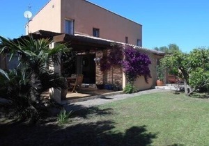 Charming villa close to the beach with 3 air-conditioned bedrooms.