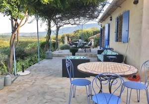 Charming Villa in Villes-sur-Auzon with Swimming Pool