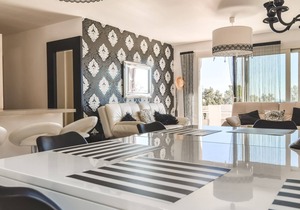 Chic Villa in le Cannet des Maures with Pool and Terrace