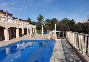 Chic Villa in le Cannet des Maures with Pool and Terrace