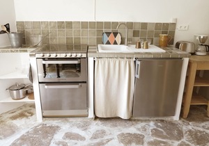 Cozy 1 bedroom house, 2 min walk from the village square in GOULT. Pet friendly