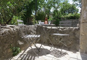 Cozy 1 bedroom house, 2 min walk from the village square in GOULT. Pet friendly