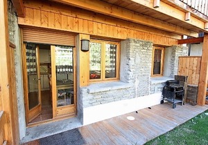 Cozy Apartment with Terrace, Parking, and Ski Storage, Steps from Pra-Loup Center