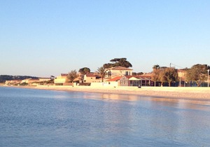 Direct access to the sea, waterfront, air-conditioned, terrace, free parking