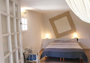 On the edge of the charming mountain village of Bonnieux and thus in the middle of Provence, this ch