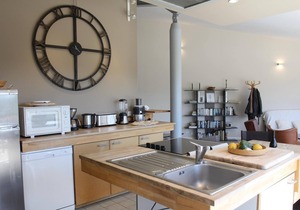 On the edge of the charming mountain village of Bonnieux and thus in the middle of Provence, this ch
