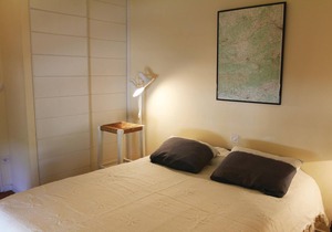 On the edge of the charming mountain village of Bonnieux and thus in the middle of Provence, this ch