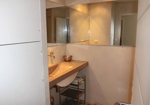 On the edge of the charming mountain village of Bonnieux and thus in the middle of Provence, this ch