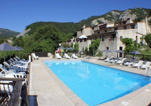 Rental in residence (former sheepfold) with swimming pool and tennis court