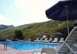 Rental in residence (former sheepfold) with swimming pool and tennis court