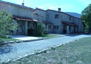 Rental in residence (former sheepfold) with swimming pool and tennis