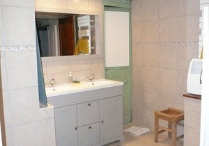 Rental in residence (former sheepfold) with swimming pool and tennis