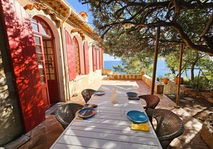 Single storey house with sea view