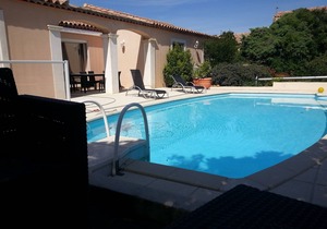 VILLA WITH POOL (10 minutes from Avignon: 15 minutes from Pont-du-Gard!)