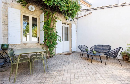 Villeneuve-les-Avignon House | 100 m² House ∙ 2 bedrooms ∙ 4 guests