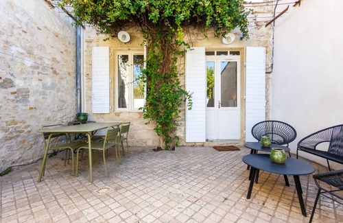 Villeneuve-les-Avignon House | 100 m² House ∙ 2 bedrooms ∙ 4 guests