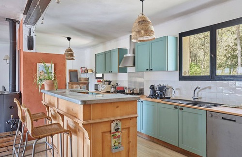 Venelles Villa | 12-bed house with swimming pool and pinede, 12 min from Aix en Provence center.