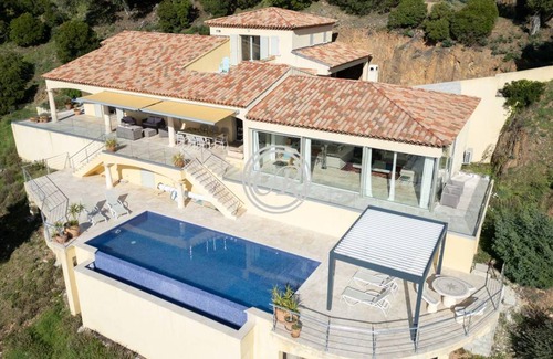 La Londe-les-Maures House | 200 m² House ∙ 4 bedrooms ∙ 9 guests